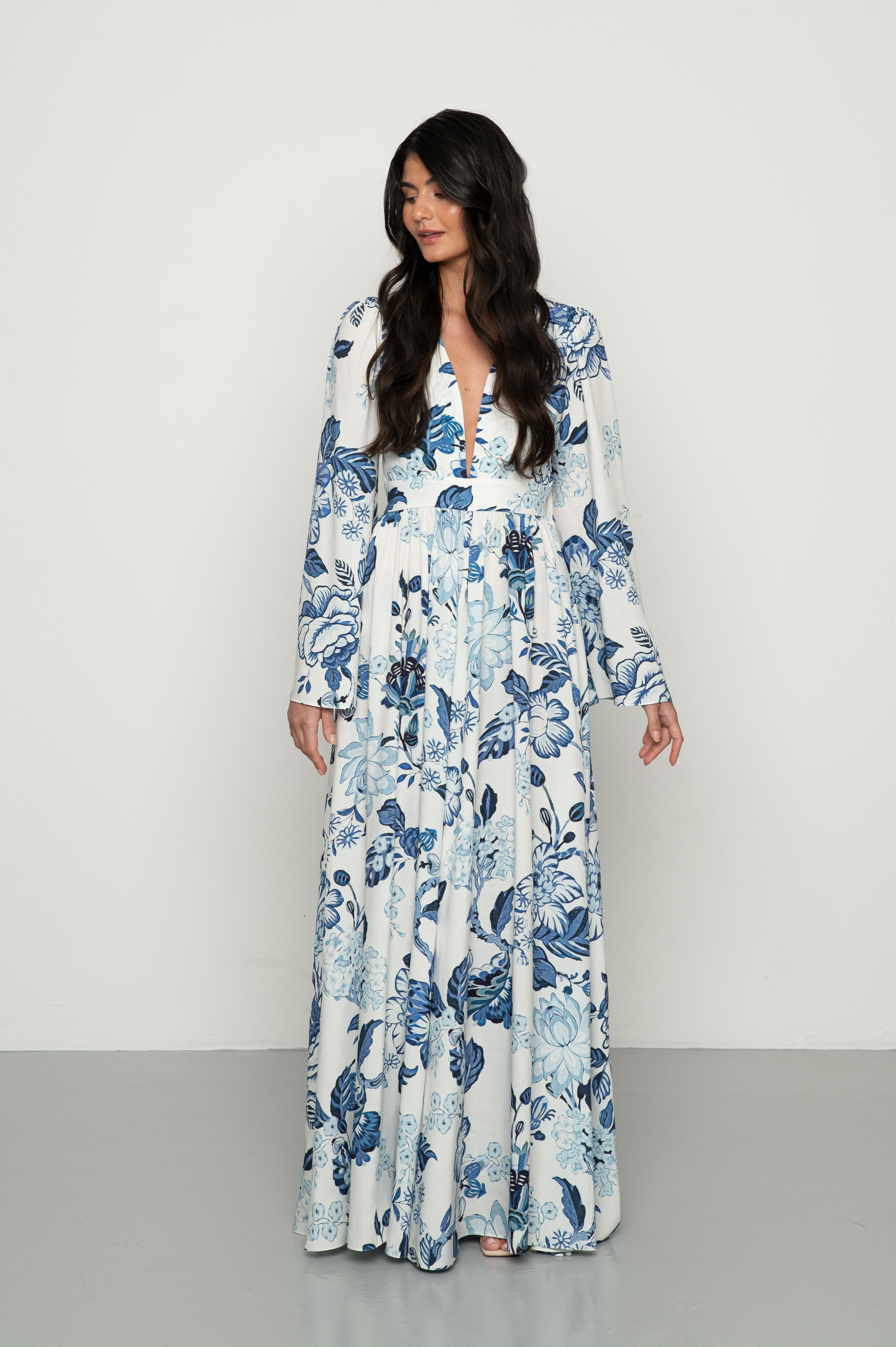 Mandibreeze resort wear blue and white dress maxidress summer dress long dress flower printed blommigklänning blåvit klänning maxi klänning sommarklänning bröllop