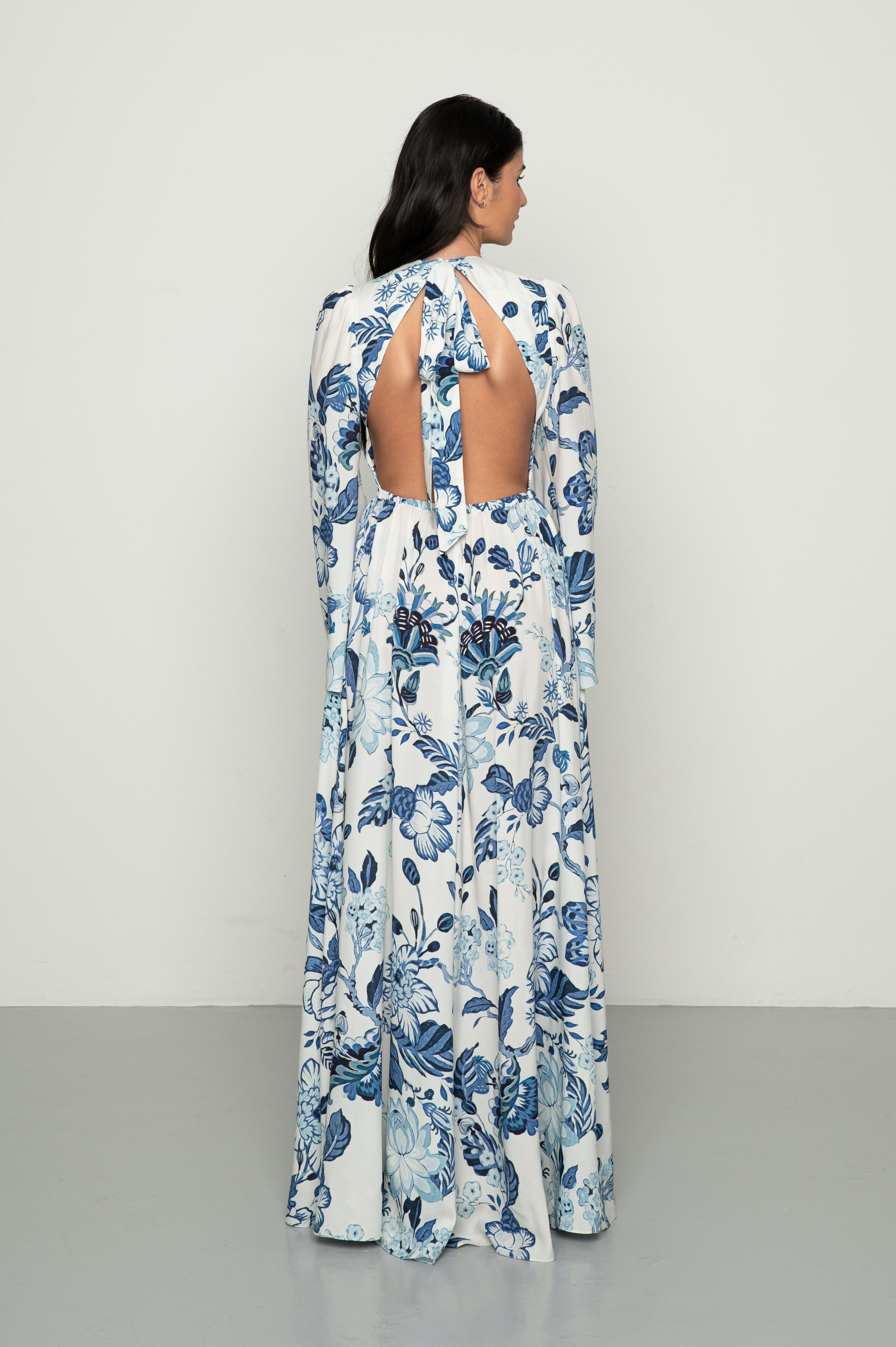 Mandibreeze resort wear blue and white dress maxidress summer dress long dress flower printed blommigklänning blåvit klänning maxi klänning sommarklänning bröllop