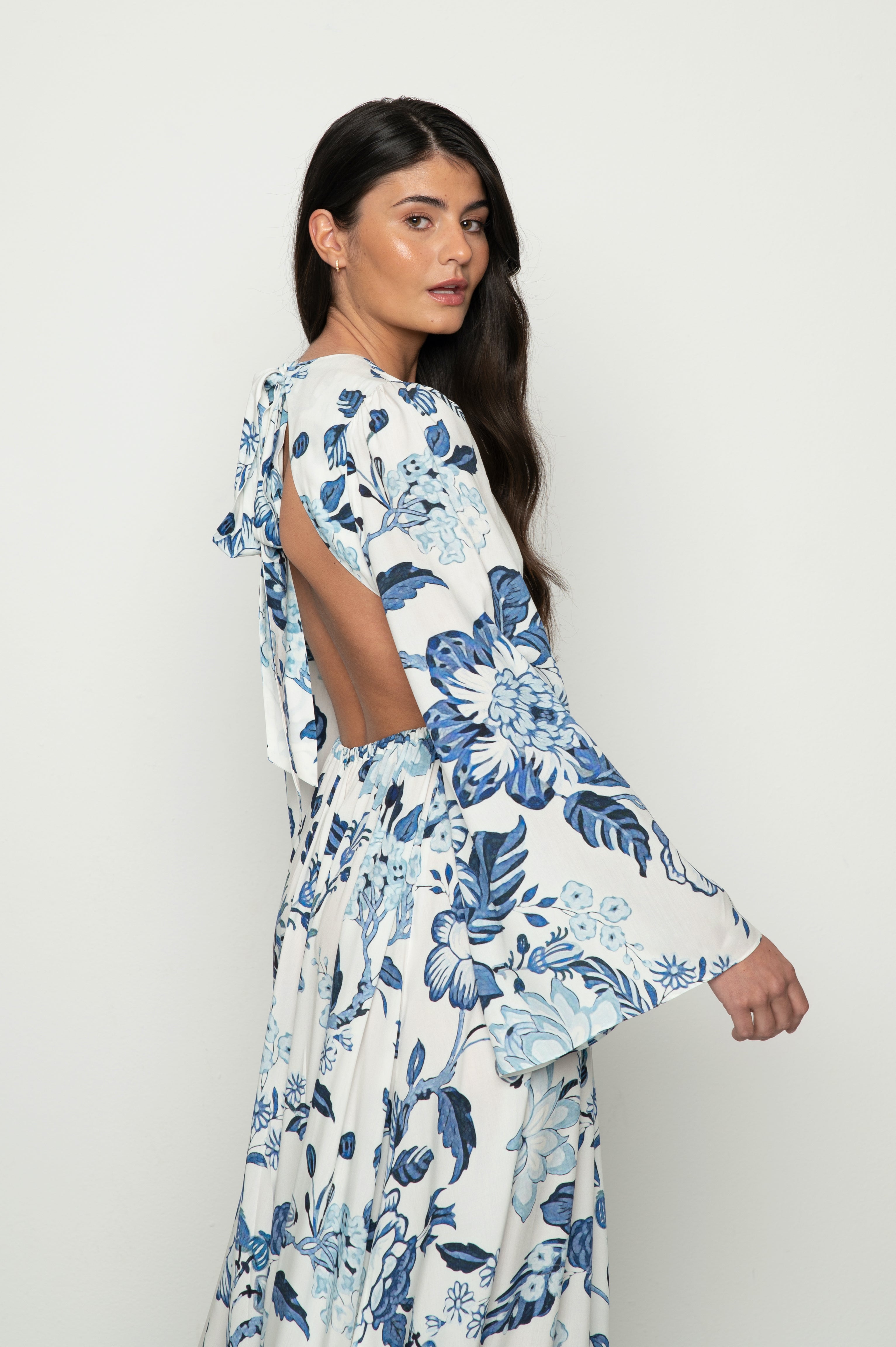 Mandibreeze resort wear blue and white dress maxidress summer dress long dress flower printed blommigklänning blåvit klänning maxi klänning sommarklänning bröllop