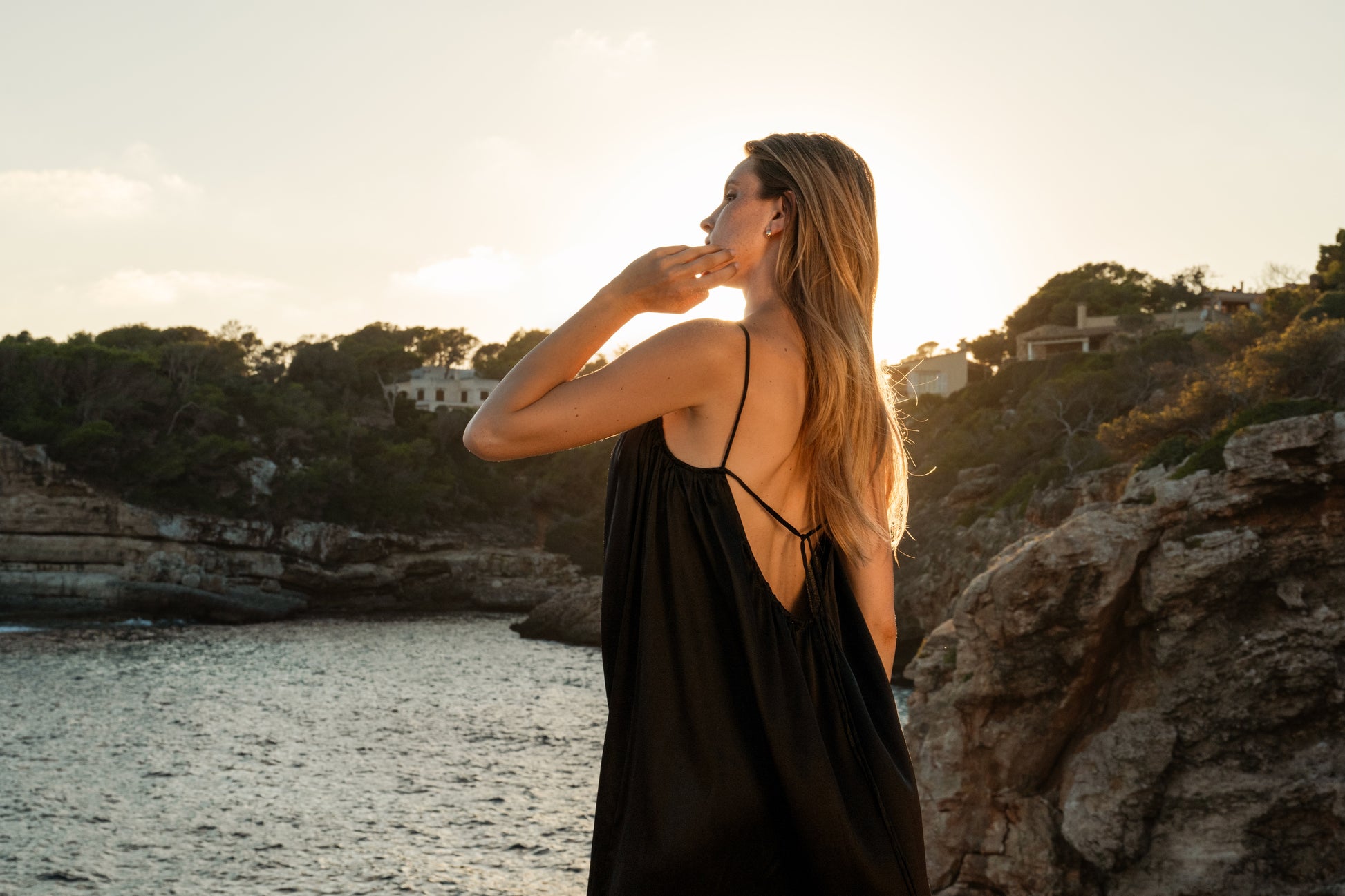 فستان جولييت الأسود