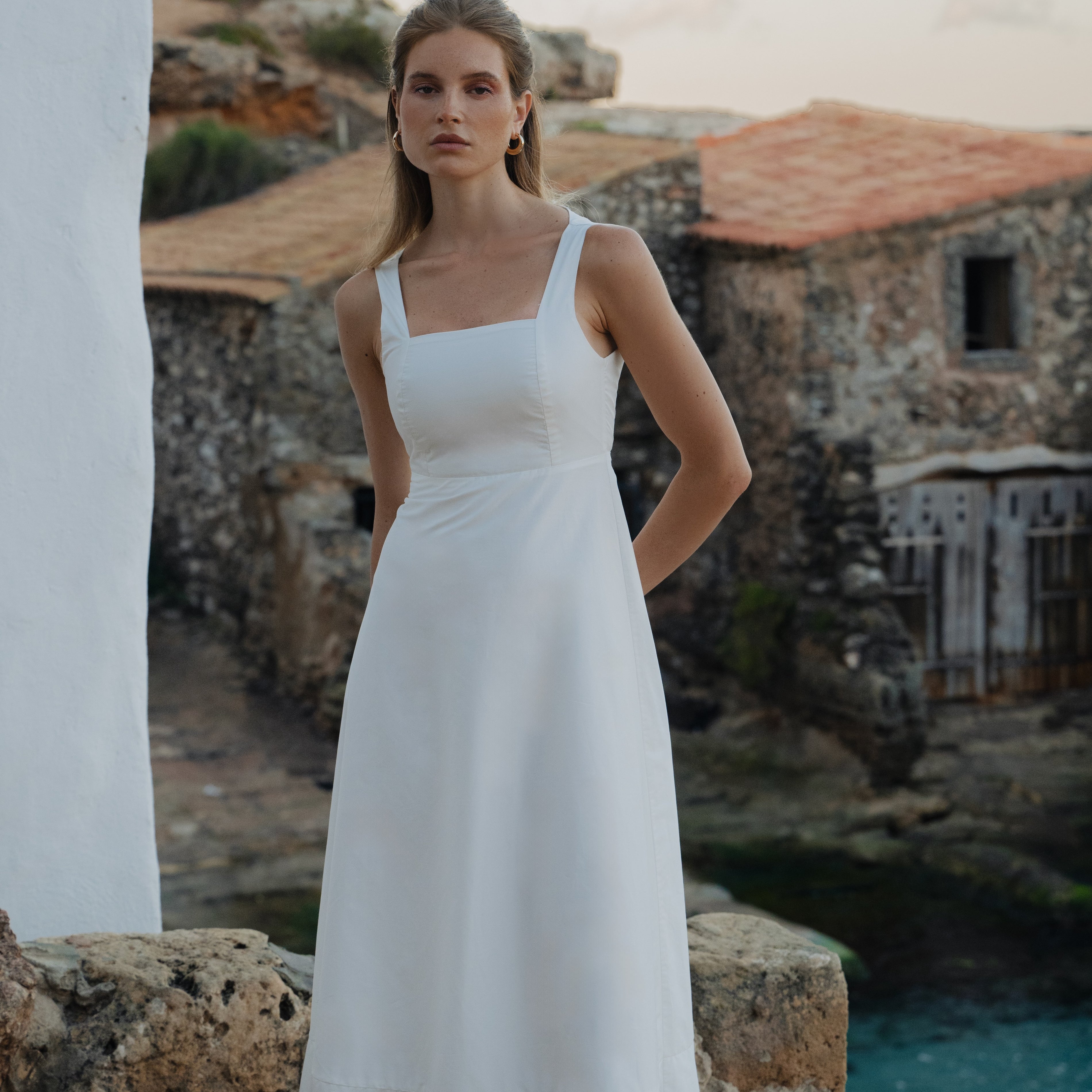 فستان جايا الأبيض