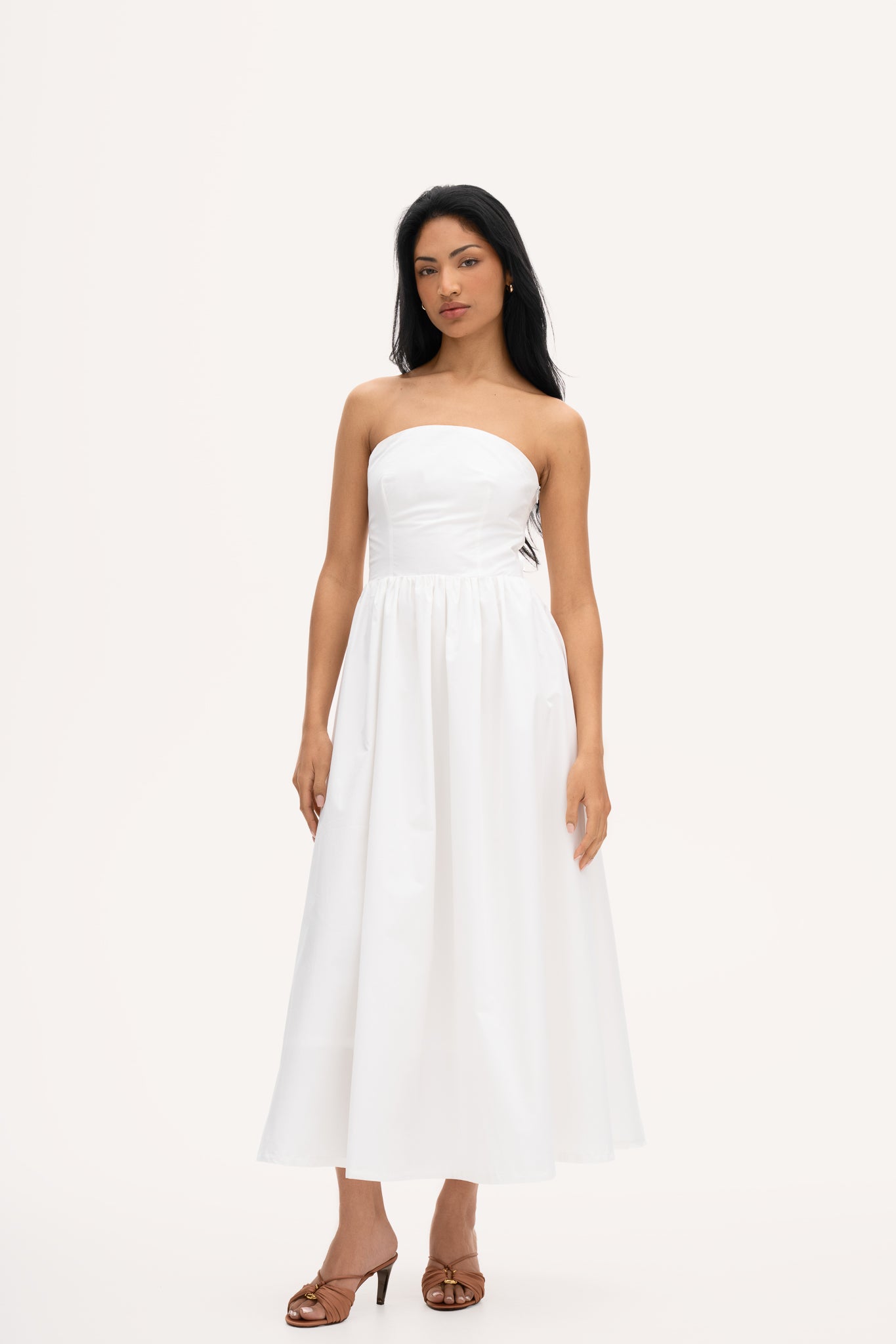 فستان وردي أبيض