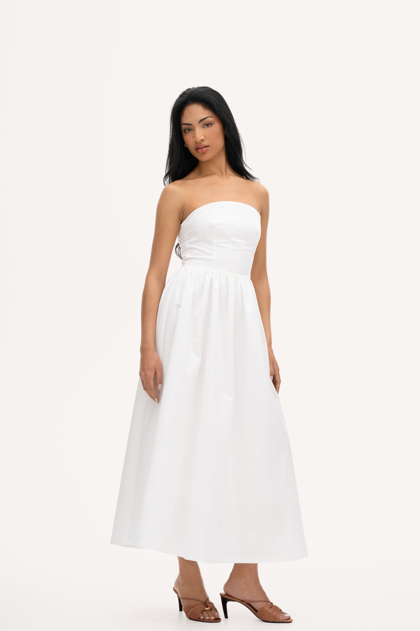 فستان وردي أبيض