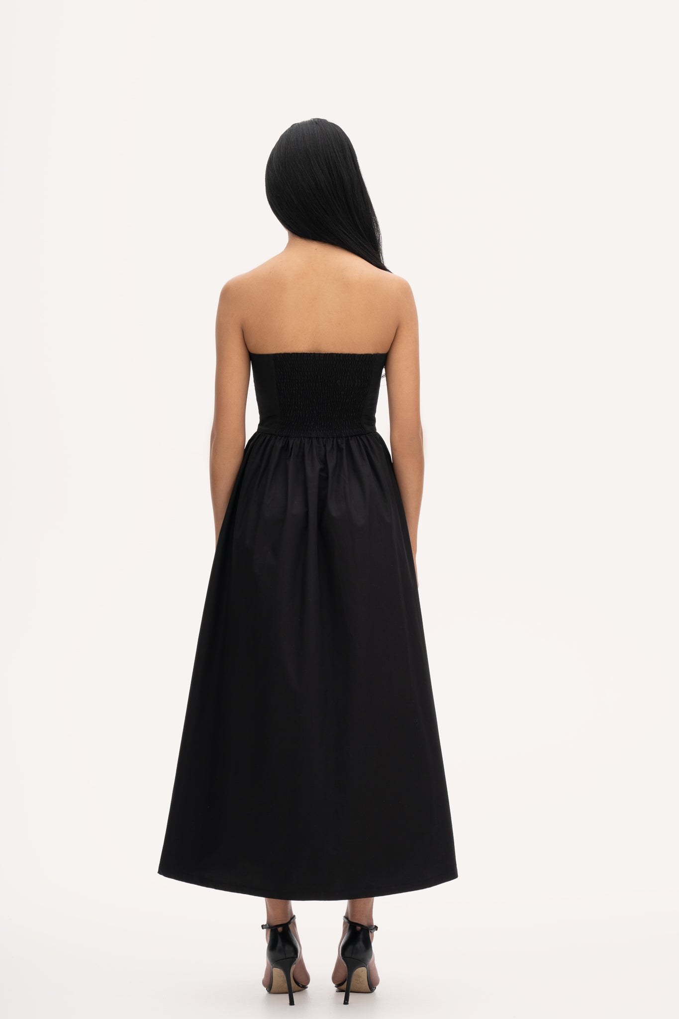 فستان وردي أبيض