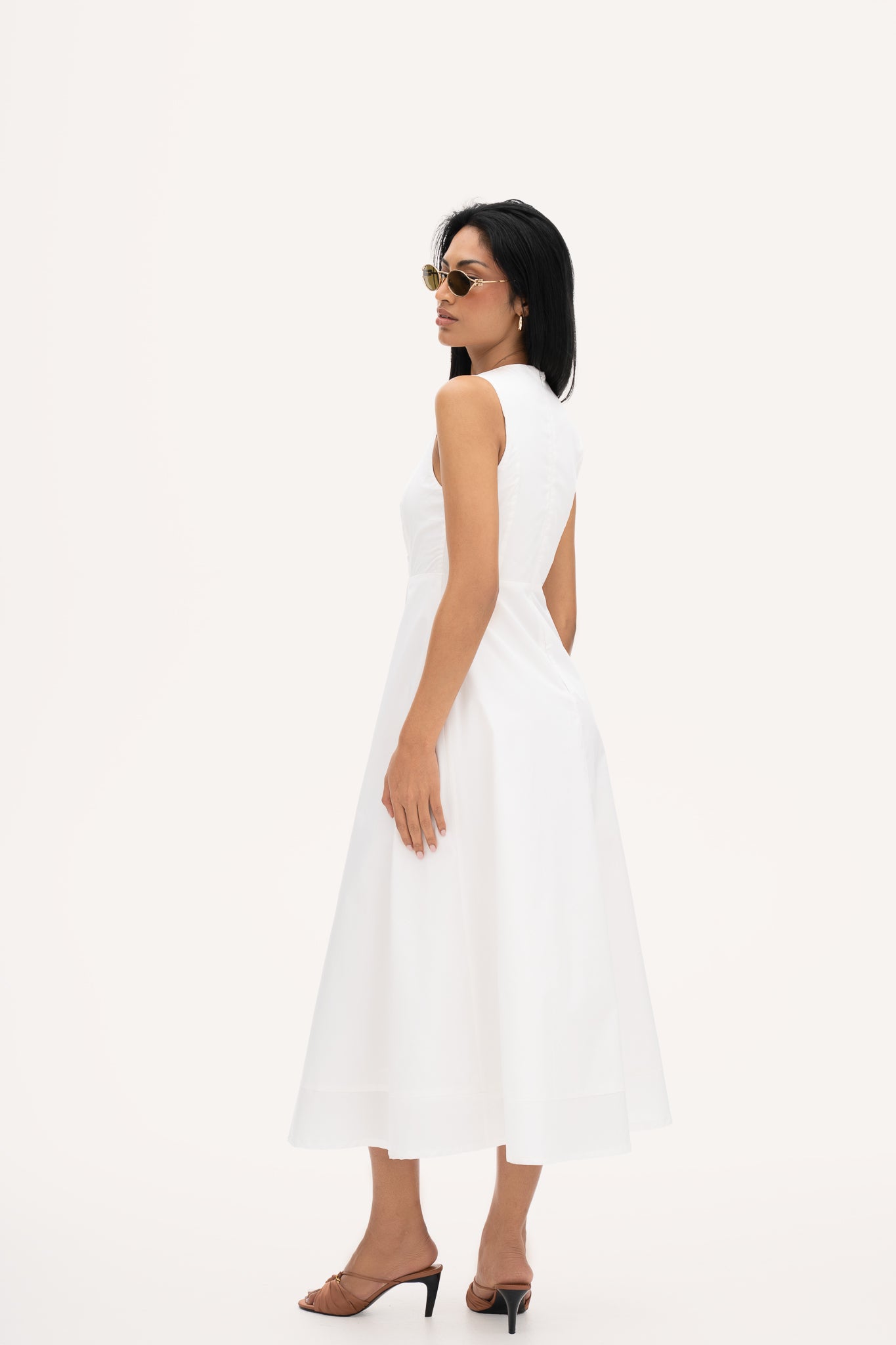 فستان جايا الأبيض