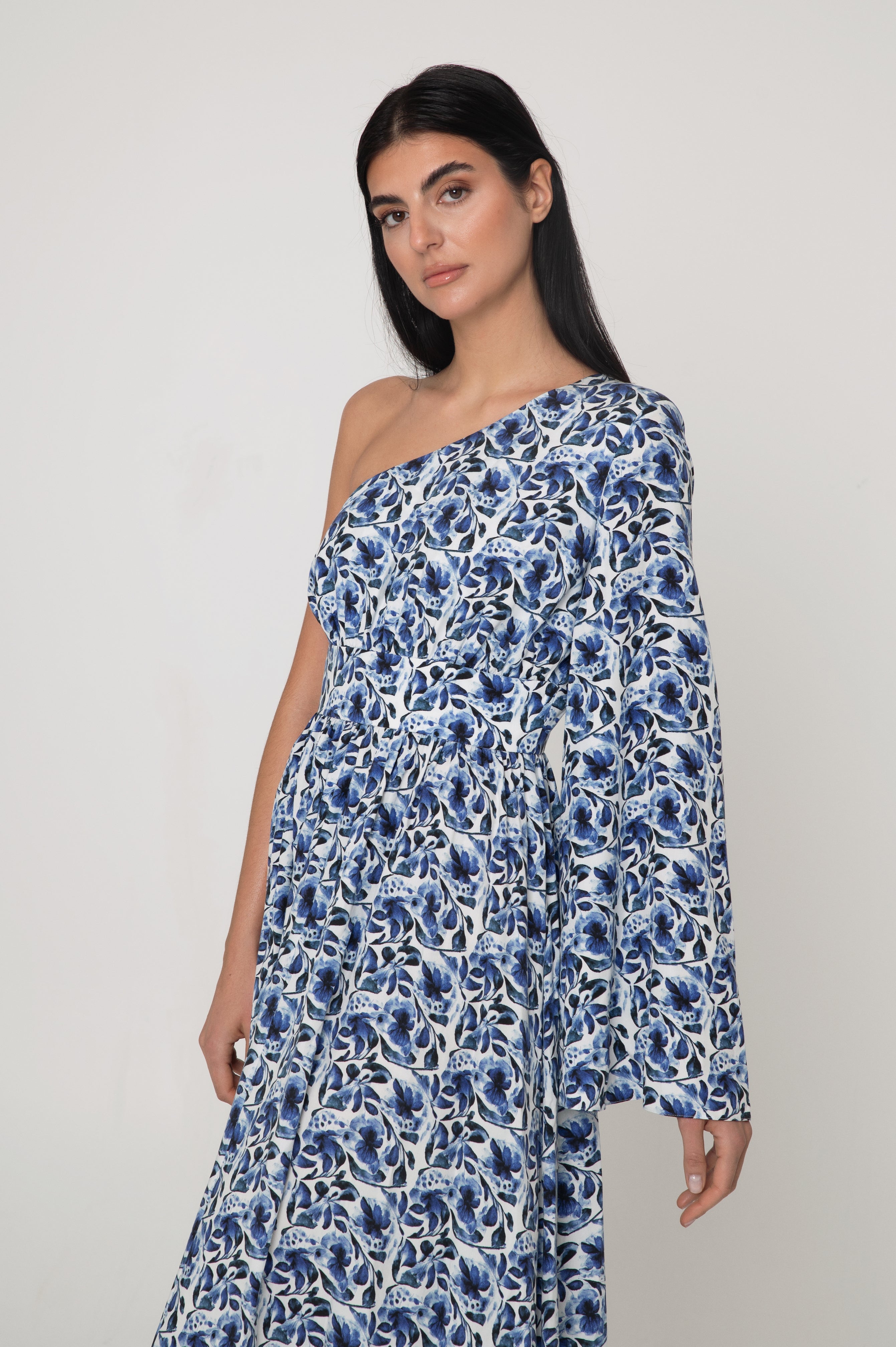 Maxi dress, flower printed dress, wedding guest dress, summer dress, blue and white flower print, maxiklänning, blommönstrat, bröllopsgäst klänning, one shoulder dress, premium resort wear