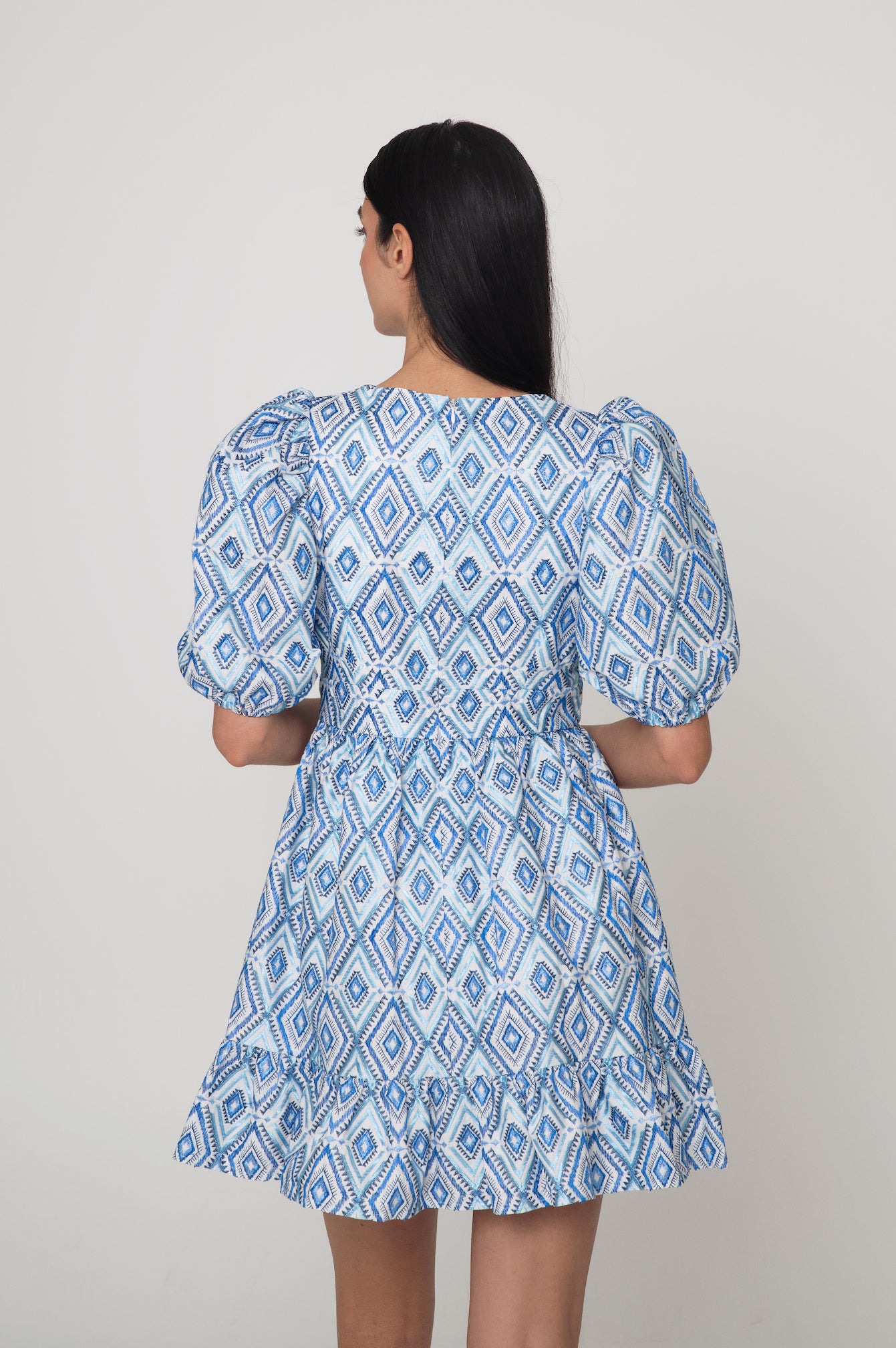 MandiBreeze, puffy sleeve dress, blue printed summer dress, wedding guest dress, summer dress, printed dress, mini klänning, mönstrad klänning, blå klänning, bröllopsgäst klänning, premium resort wear